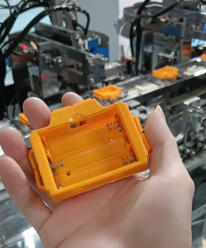 電池彈片自動裝配機的定義和優缺點